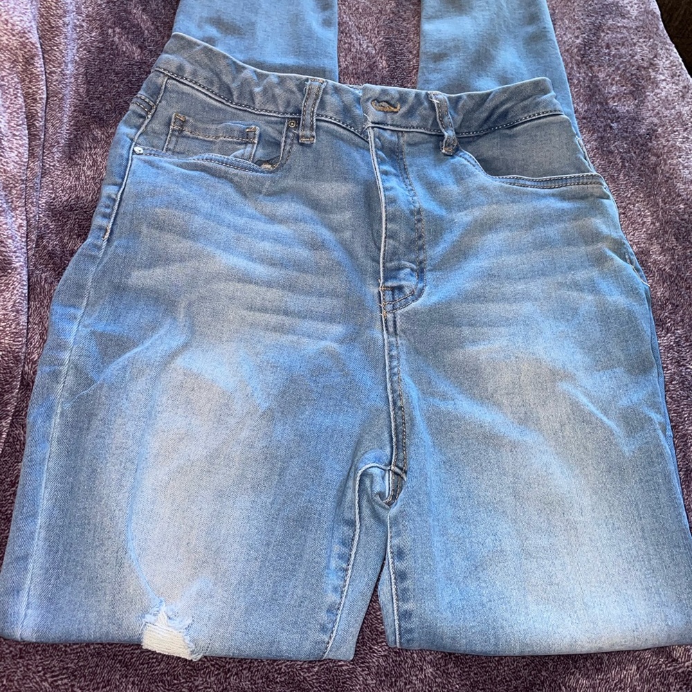 Raw hem distressed jeans size 9 - Picture 2 of 6